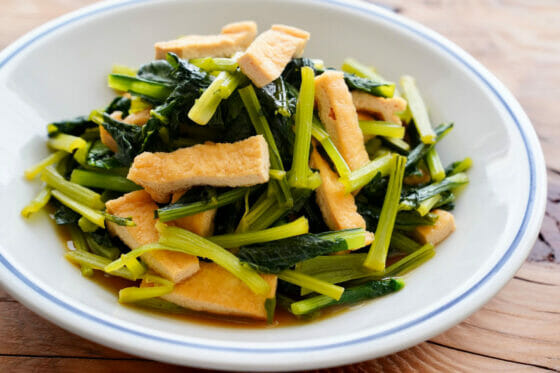 小松菜と油揚げの煮浸し。めんつゆで簡単！すぐに食べられる煮物レシピ。
