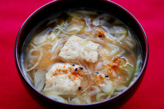 木綿豆腐の味噌汁レシピ。ねぎとごま油で風味アップ！美味しい作り方。