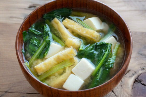 小松菜の味噌汁レシピ。具は豆腐＆油揚げと組み合わせるのがおすすめ！