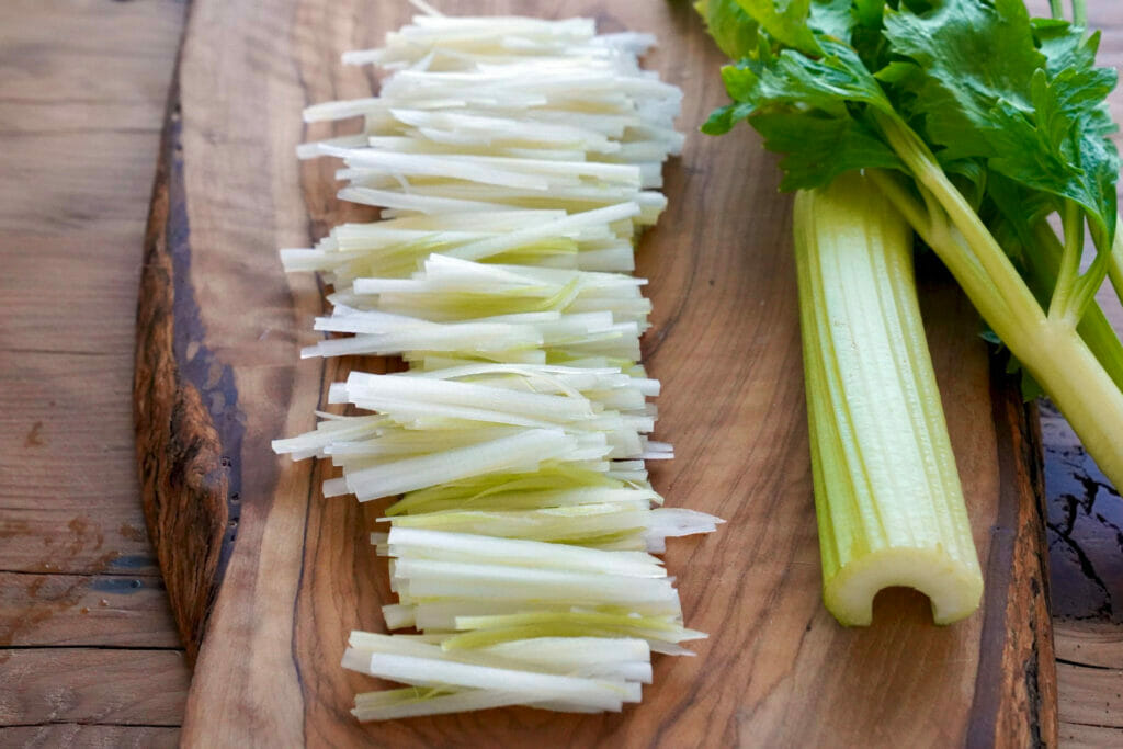 セロリの千切りのやり方 サラダに便利なセロリの切り方を動画で紹介 やまでら くみこ のレシピ