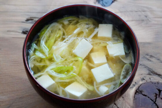 シンプルが一番！長ネギと豆腐の味噌汁レシピ。具は豆腐と長ネギだけ。