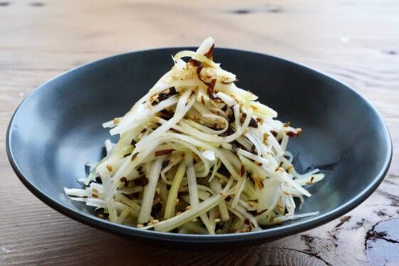 セロリと塩昆布の和え物レシピ。ごま油でコク旨！3分でできる簡単副菜
