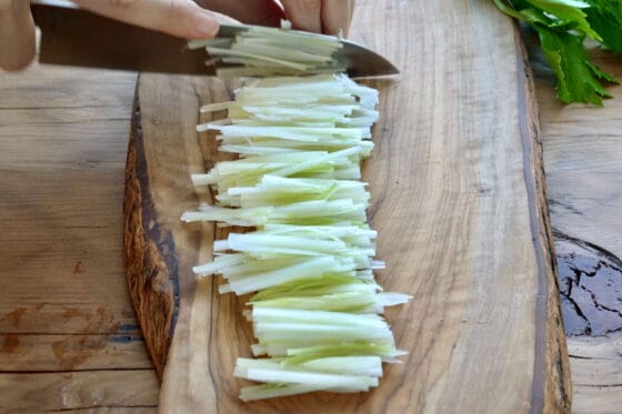 セロリを千切りにする