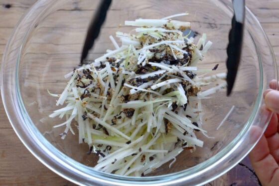 セロリと塩昆布を混ぜる