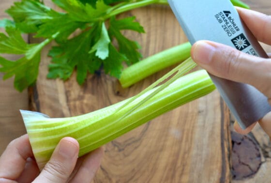 セロリの筋を取る