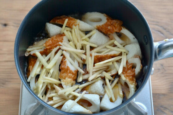 ちくわと生姜と調味料を鍋に入れる