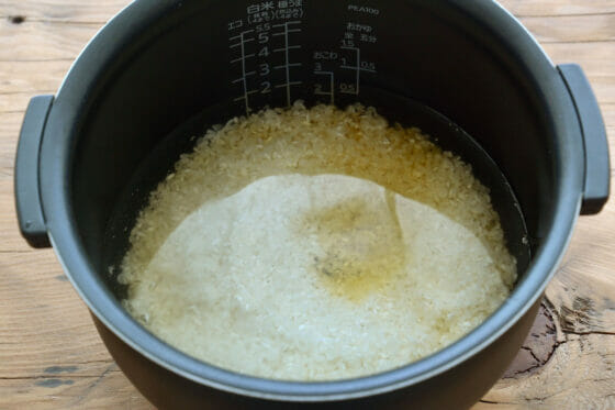 米と調味料と水を炊飯器の内釜に入れる