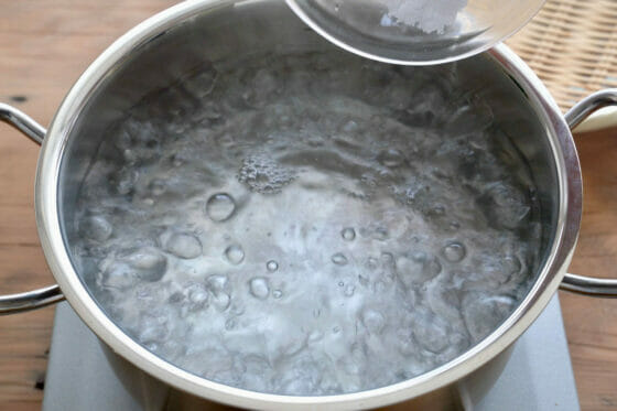 鍋に湯を沸かして塩を加える