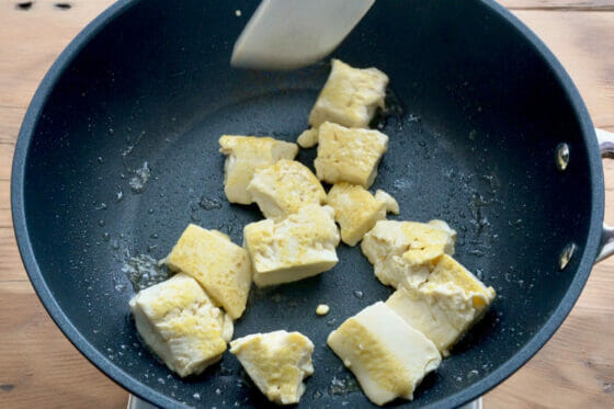 豆腐をごま油で炒める
