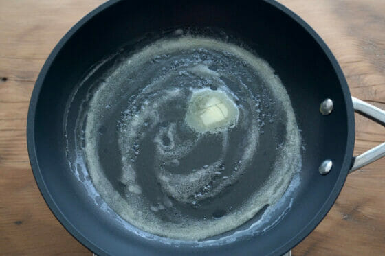 フライパンにバターを溶かす