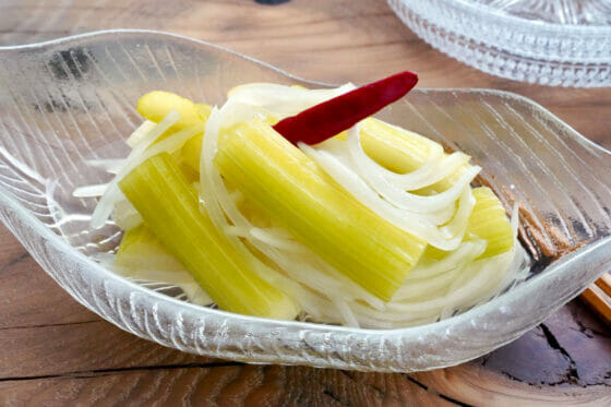 セロリのピクルスレシピ。玉ねぎで風味UP！シンプル酢漬けの作り方。