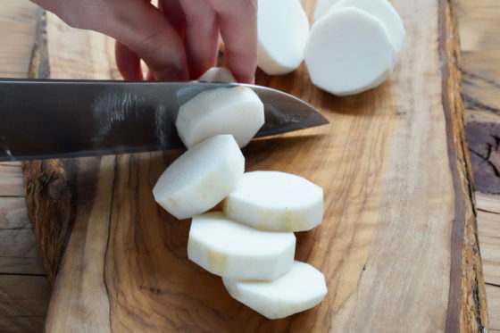 里芋の切り方。煮物やお雑煮などにぴったりな里芋の切り方を解説。
