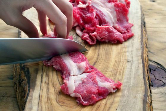 牛薄切り肉を食べやすい大きさに切る