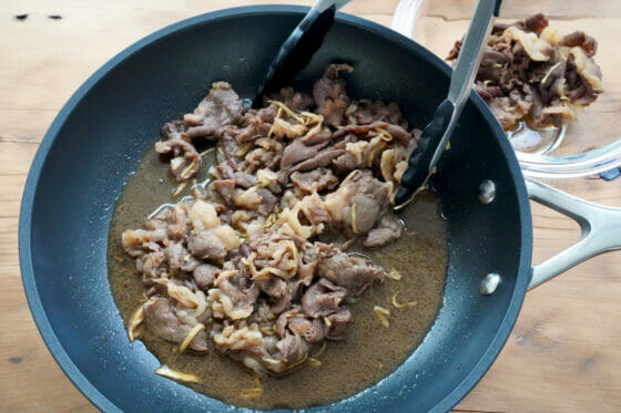 牛肉をフライパンから取り出す