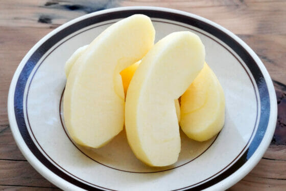 りんごの切り方と皮むき。包丁で簡単！基本のくし切りと皮のむき方のコツ