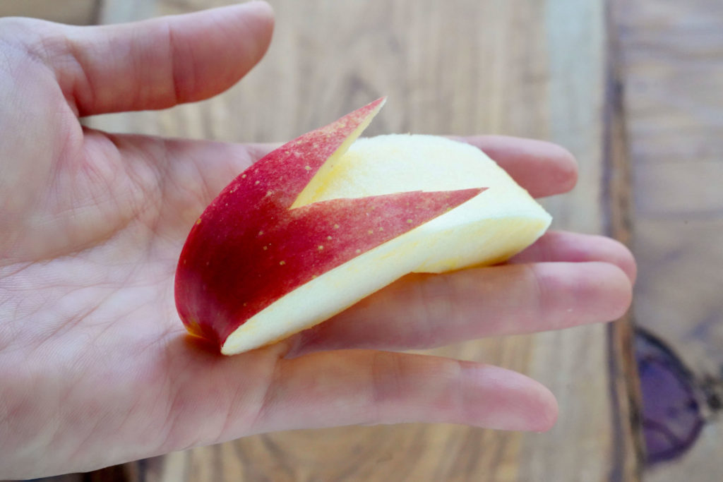 りんごうさぎの切り方 うさぎの形が可愛いらしい うさぎりんごの作り方 やまでら くみこ のレシピ