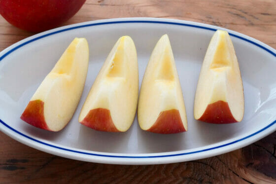 りんごは皮ごと食べると栄養豊富！健康効果・洗い方・切り方等を解説。