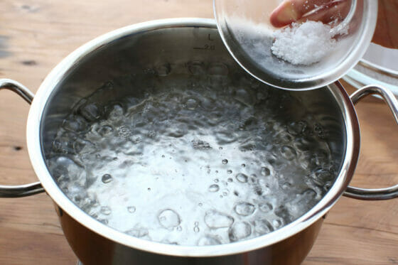 沸騰した湯に塩を入れる