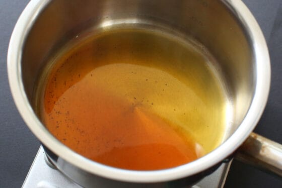 砂糖がカラメルソースらしいこげ茶色に変化する