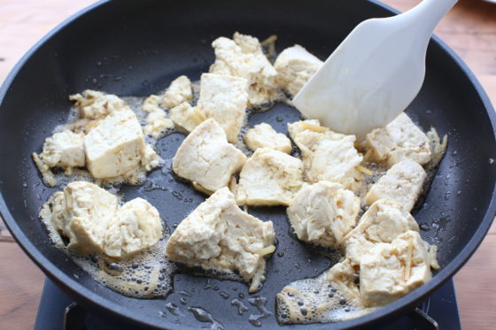 水切りした豆腐を炒める