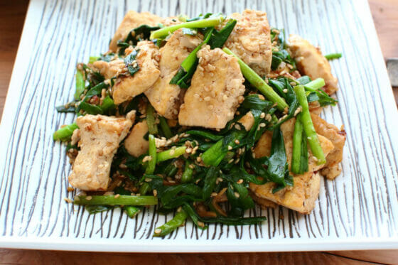 ニラと豆腐の炒め物レシピ。ごま油のコクで美味しさUP！簡単な作り方。