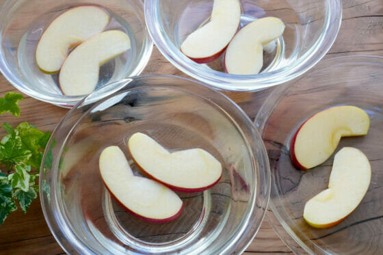 りんごの変色（酸化）を塩水と砂糖水で防止する方法
