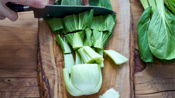 チンゲン菜の茎と葉を調理しやすい長さに切る