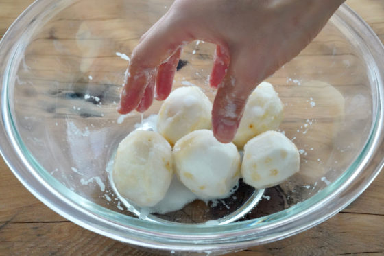 里芋を冷凍保存する際の下処理（塩で揉む）
