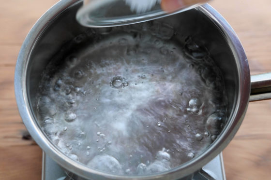 沸騰した湯に塩と酒を加える