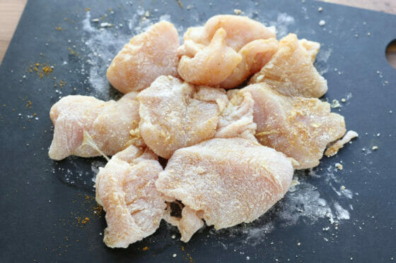 鶏胸肉に片栗粉をまぶす
