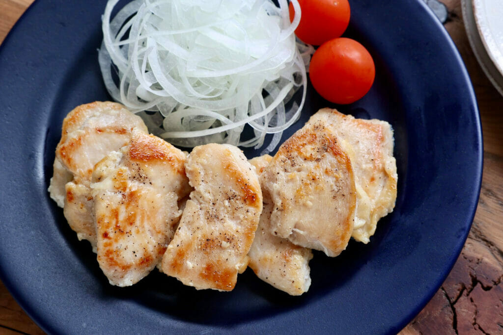 鶏胸肉の塩麹焼きのレシピ 漬けて焼くだけ 柔らかくて旨味たっぷり やまでら くみこ のレシピ