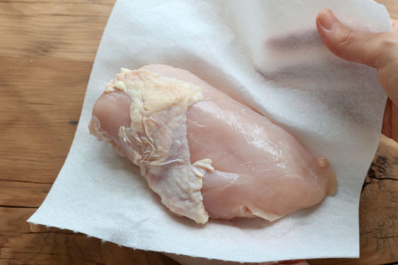 鶏胸肉の水気をキッチンペーパーで拭き取る
