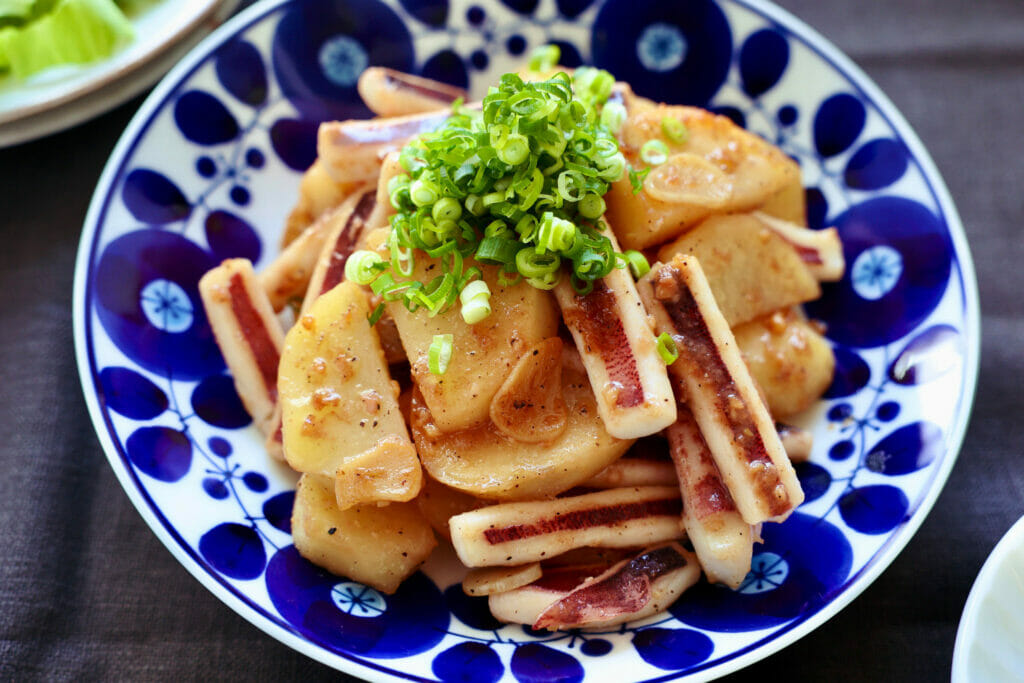 いかとじゃがいも炒め にんにく味噌バターがコク旨 簡単おかずレシピ やまでら くみこ のレシピ