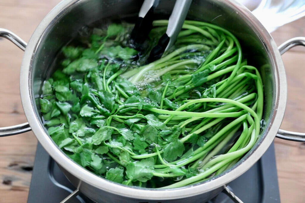 セリの茹で方 シャキシャキで風味良く 茹でてアク抜きする方法を解説 やまでら くみこ のレシピ