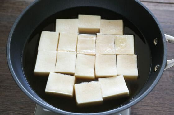 高野豆腐とだし汁と調味料を鍋に入れる
