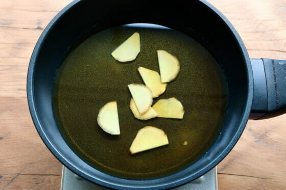 生姜と調味料と水を鍋に入れて火にかける