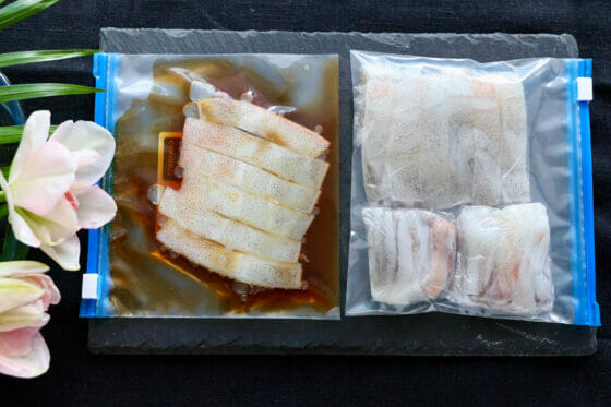 イカを保存袋に入れて冷凍