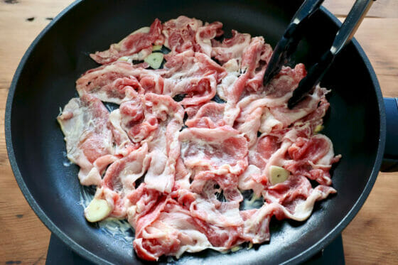 豚こま肉を炒める