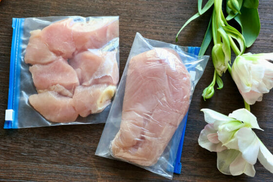 鶏胸肉の冷凍保存方法。水分や調味料でコーティング！冷蔵も解説。