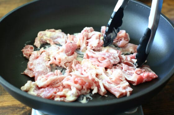 豚肉をフライパンで炒める