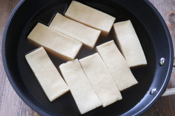 お寿司の具にするために煮た高野豆腐の煮物