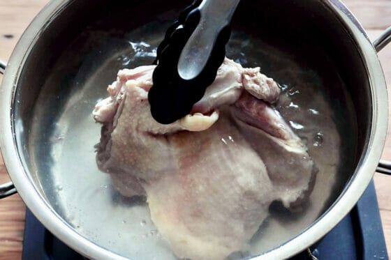 湯が沸騰してきたら鶏もも肉をひっくり返す