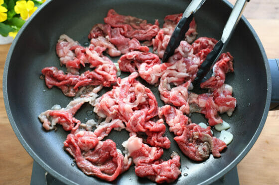 牛細切れ肉をほぐしながら炒める
