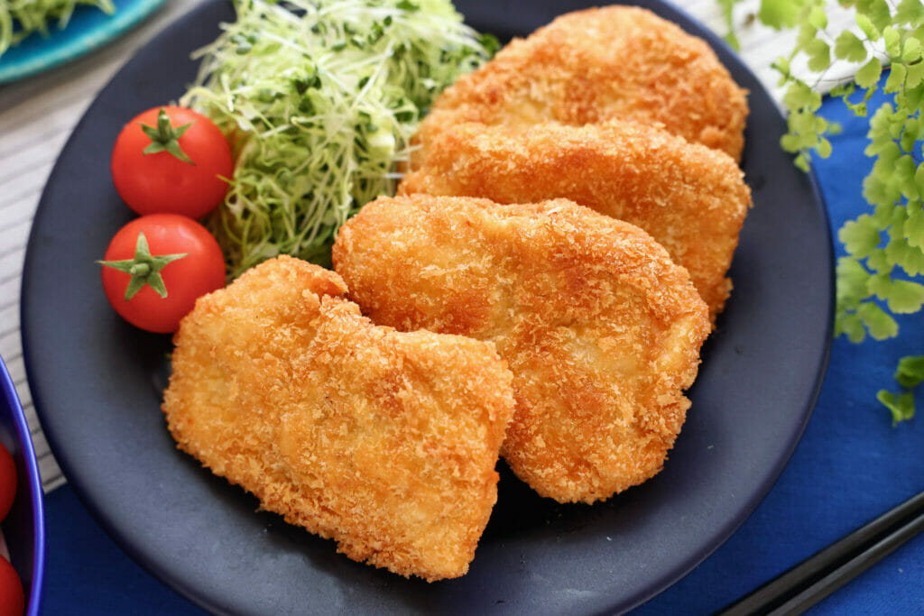 鶏胸肉カツのレシピ。叩いてから揚げる!柔らかチキンカツの作り方。 やまでら くみこ のレシピ 鶏胸肉カツのレシピ。叩いてから揚げる!柔らかチキンカツの作り方。 やまでら くみこ のレシピ