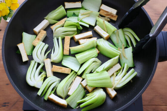 チンゲン菜の茎と厚揚げを炒める