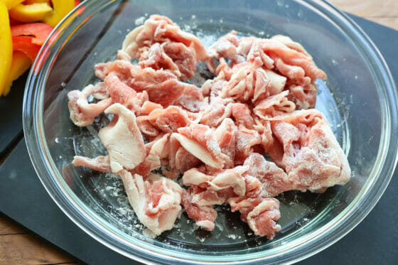 豚こま肉に片栗粉をまぶす