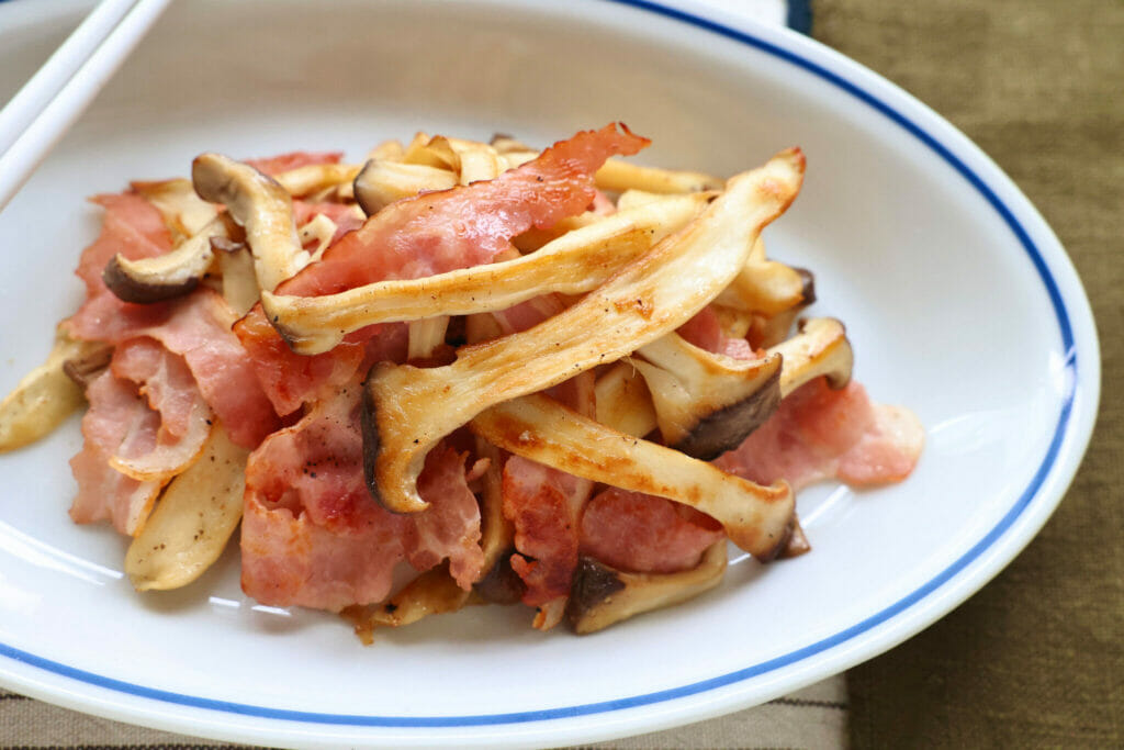 手で裂いて炒めるだけ エリンギとベーコンの旨味たっぷりおかず やまでら くみこ のレシピ