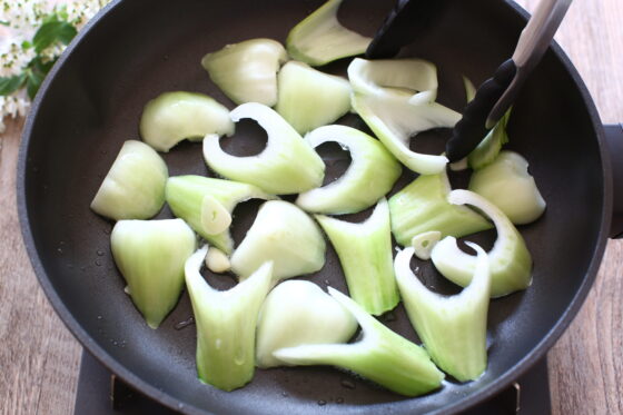 チンゲン菜の茎を炒める