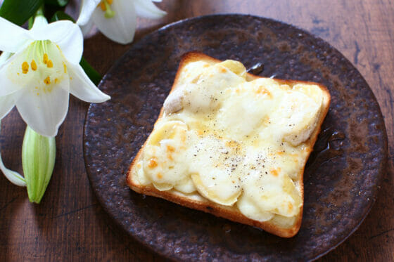 バナナとチーズでとろっと甘い！絶品おやつトーストのレシピ。