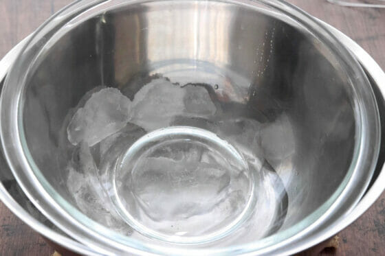 生クリームを入れるボールの底を氷水で冷やす